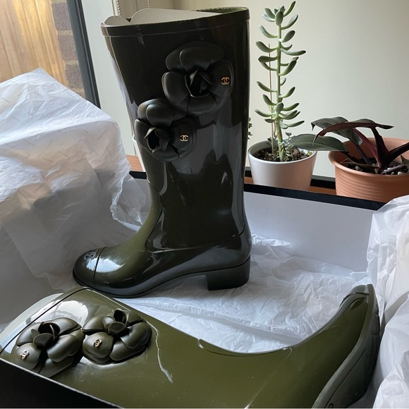 HOST PICK⭐️Authentic Chanel Camellia Flower Rain Boots ❤️ khaki Green 💚 - Picture 11 of 16